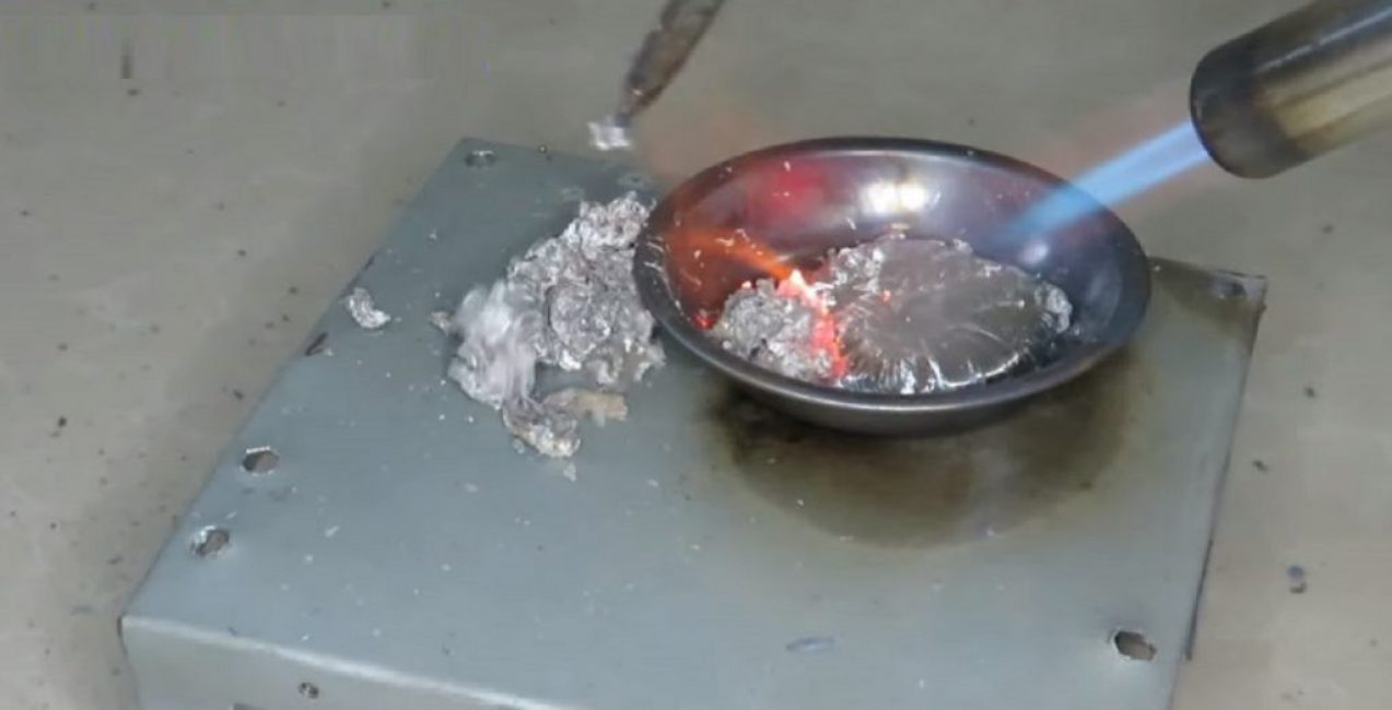 Un tuyau est formé, nous le jetons sur le côté