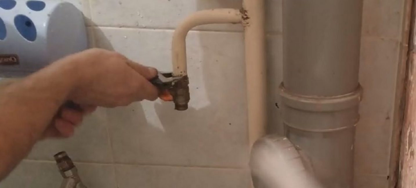 Nous fermons le robinet