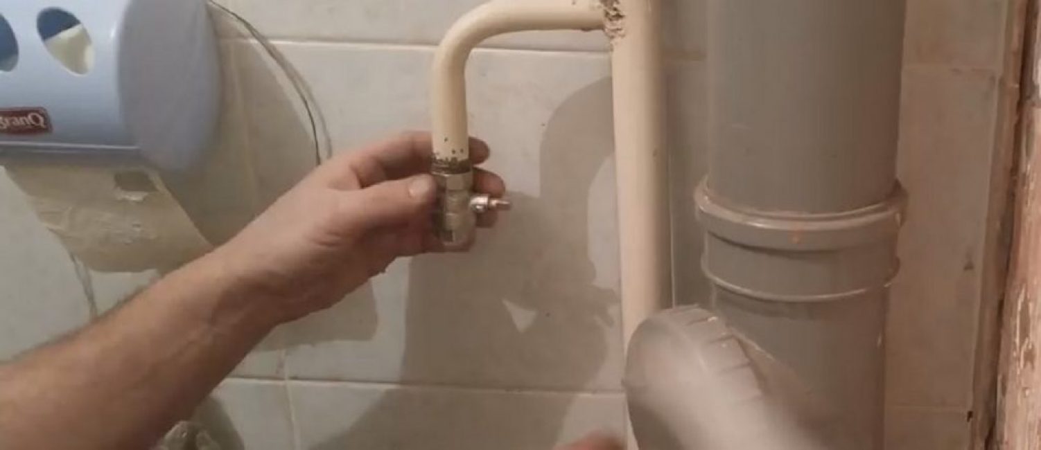 Nous dévissons complètement après nous être assurés que tout est prêt pour d'autres actions.