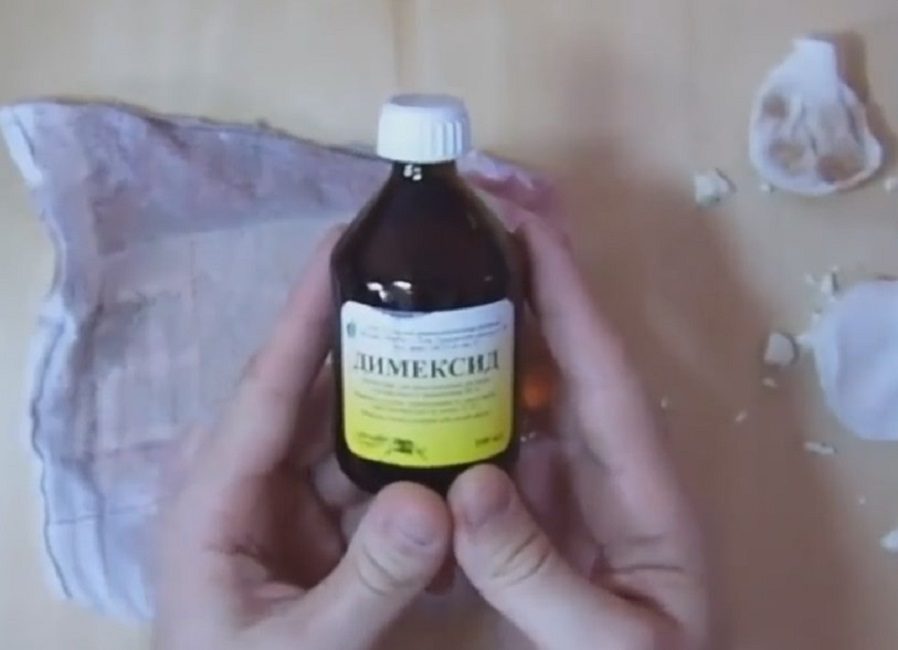 Dissout la mousse de montage et le vernis