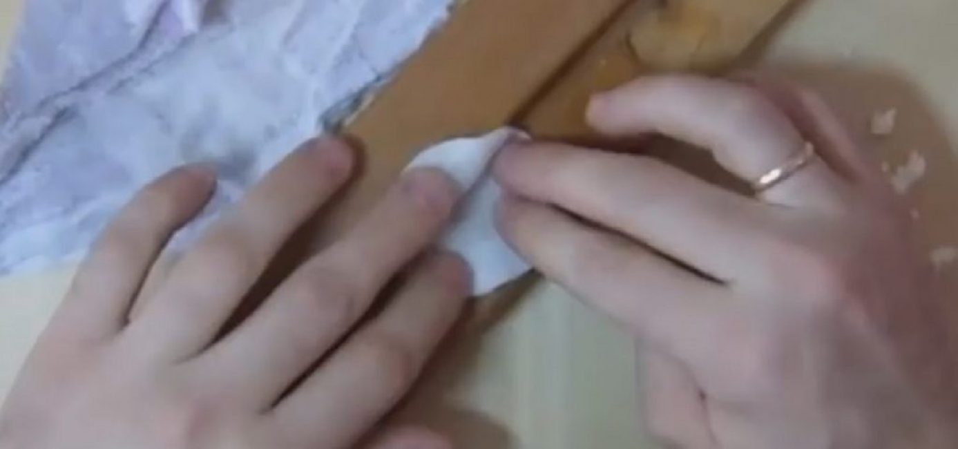 Humidifier un écouvillon et l'appliquer sur la zone traitée