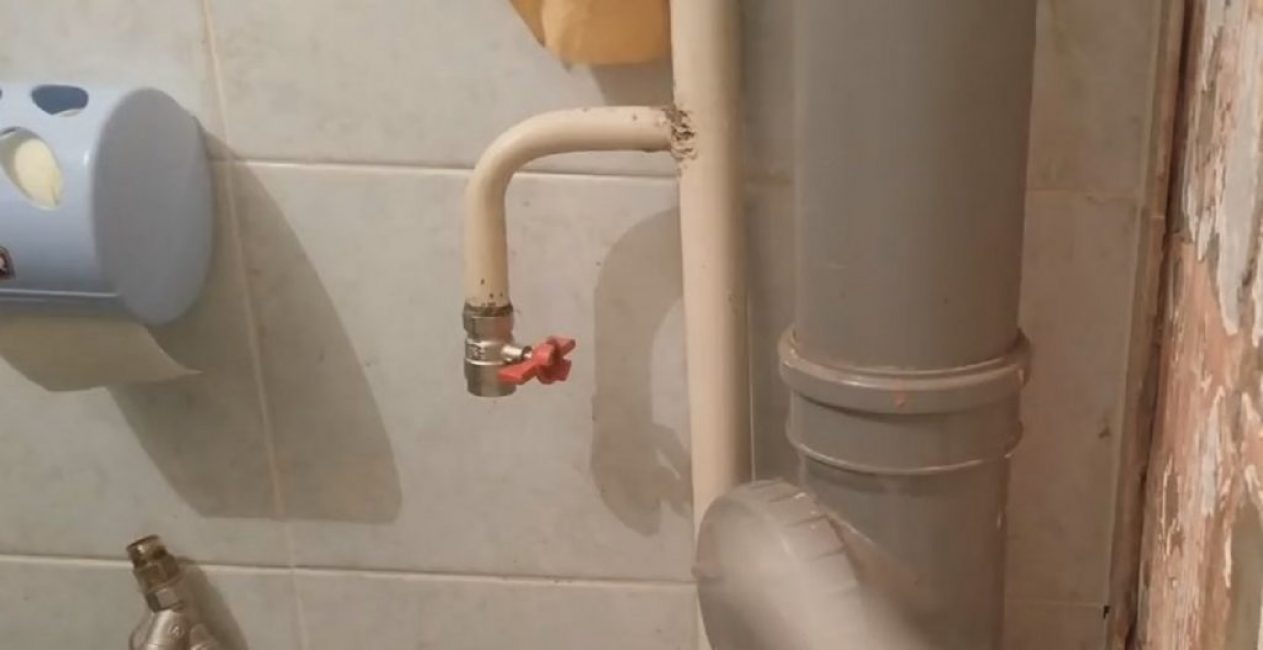 Ils sont partis pour l'été, ont coupé l'eau et, lorsqu'ils sont rentrés chez eux, ils ont constaté que le robinet ne s'ouvrait pas.