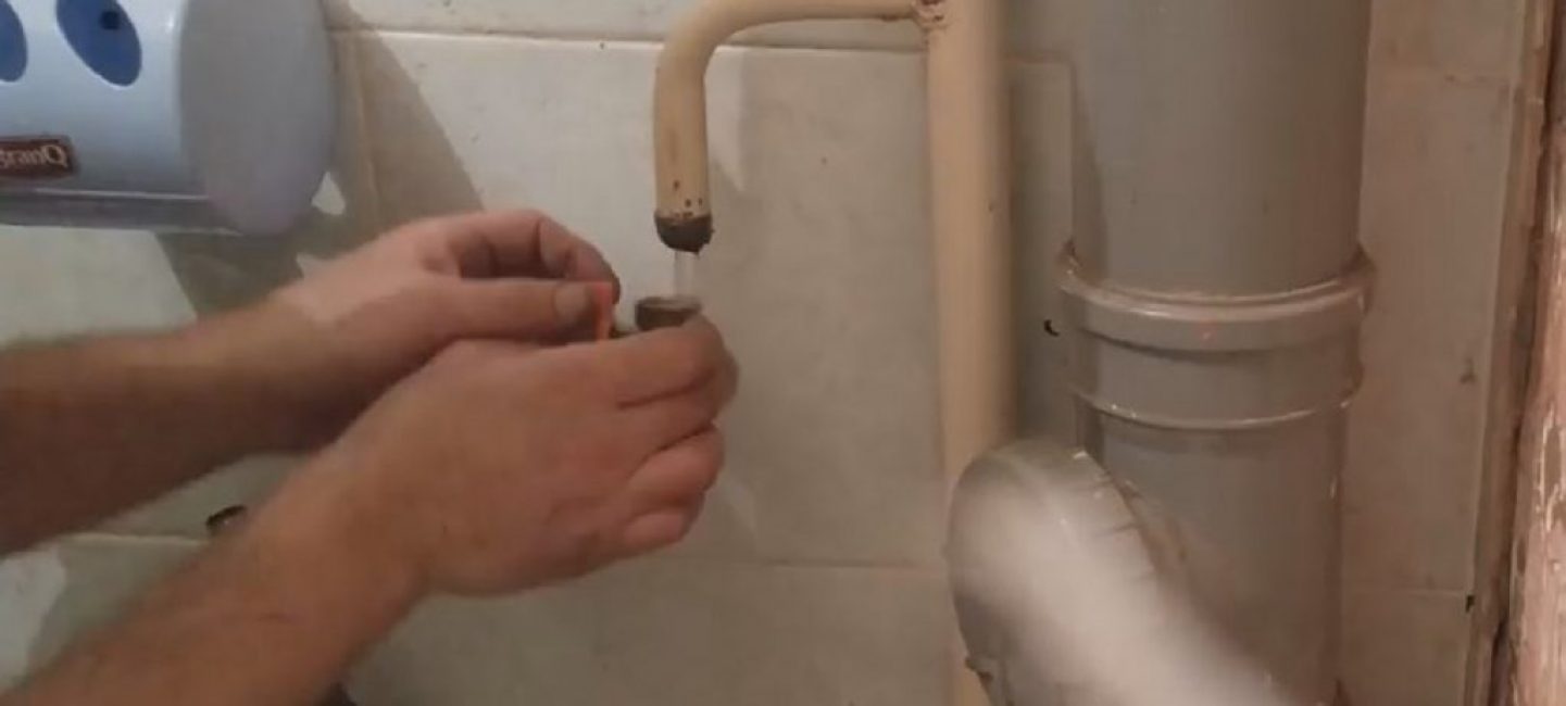 Nous commençons sous le ruisseau