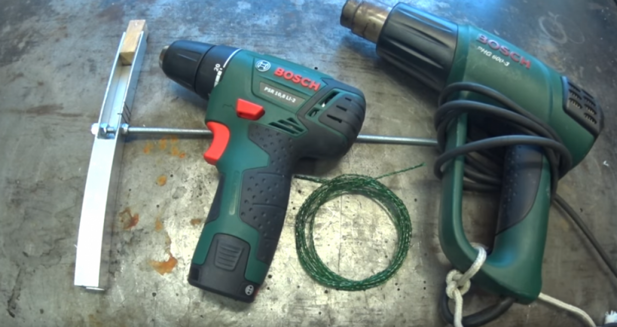 Tout d'abord, préparez tous les outils dont vous aurez besoin pour fabriquer une corde à partir d'une bouteille en plastique. https://youtu.be/gMIjNZozFMI