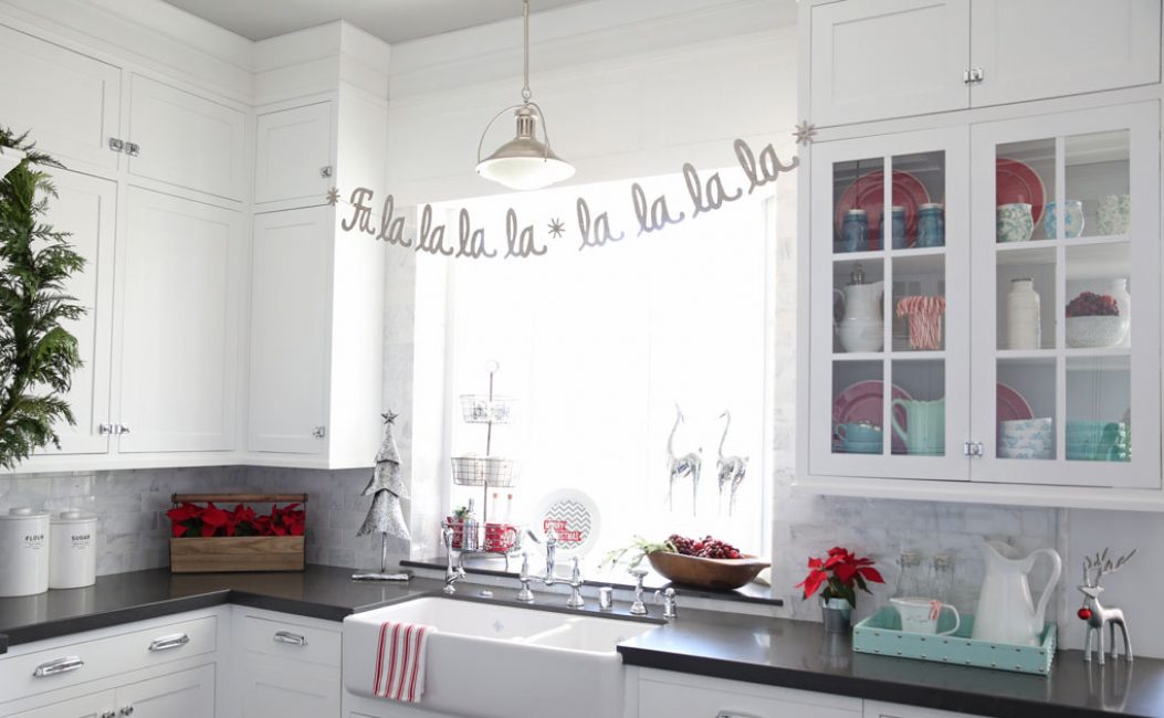 Des motifs familiers sur la fenêtre rempliront l'ambiance des journées froides