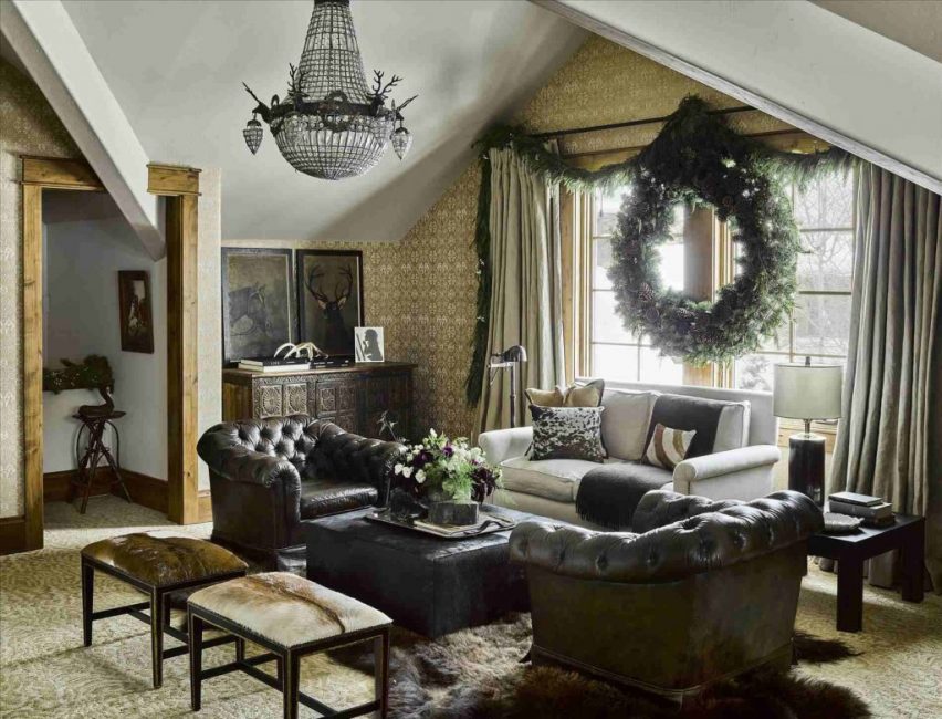 Vous pouvez utiliser la couronne traditionnelle et les guirlandes luxuriantes, qui se montreront dans toute la pièce.