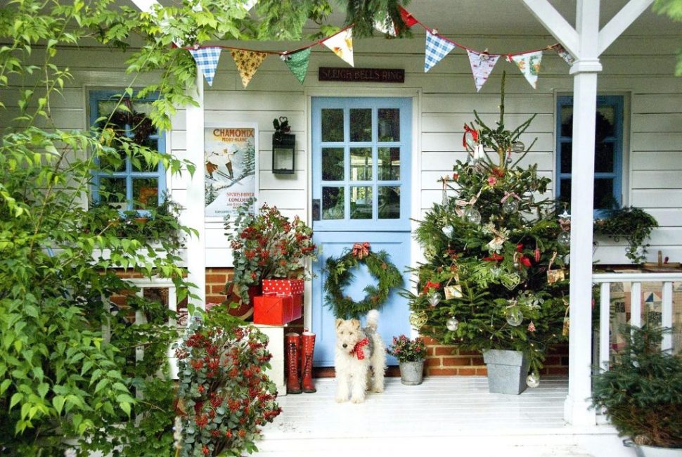 Personne n'interdit de mélanger et assortir. De nouvelles décorations à la mode peuvent coexister avec de simples anciennes et également briller de mille feux sur le fond de guirlandes multicolores.