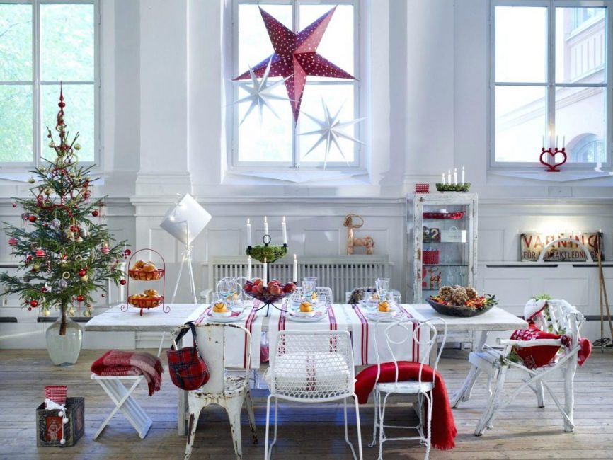 Un trio d'étoiles rouges et blanches est un bel attribut de l'atmosphère du Nouvel An