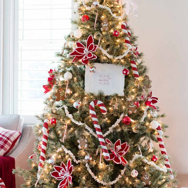 Cette épinette est comme un dessert prêt à l'emploi de gros bonbons. guirlandes de pain d'épice et de pop-corn