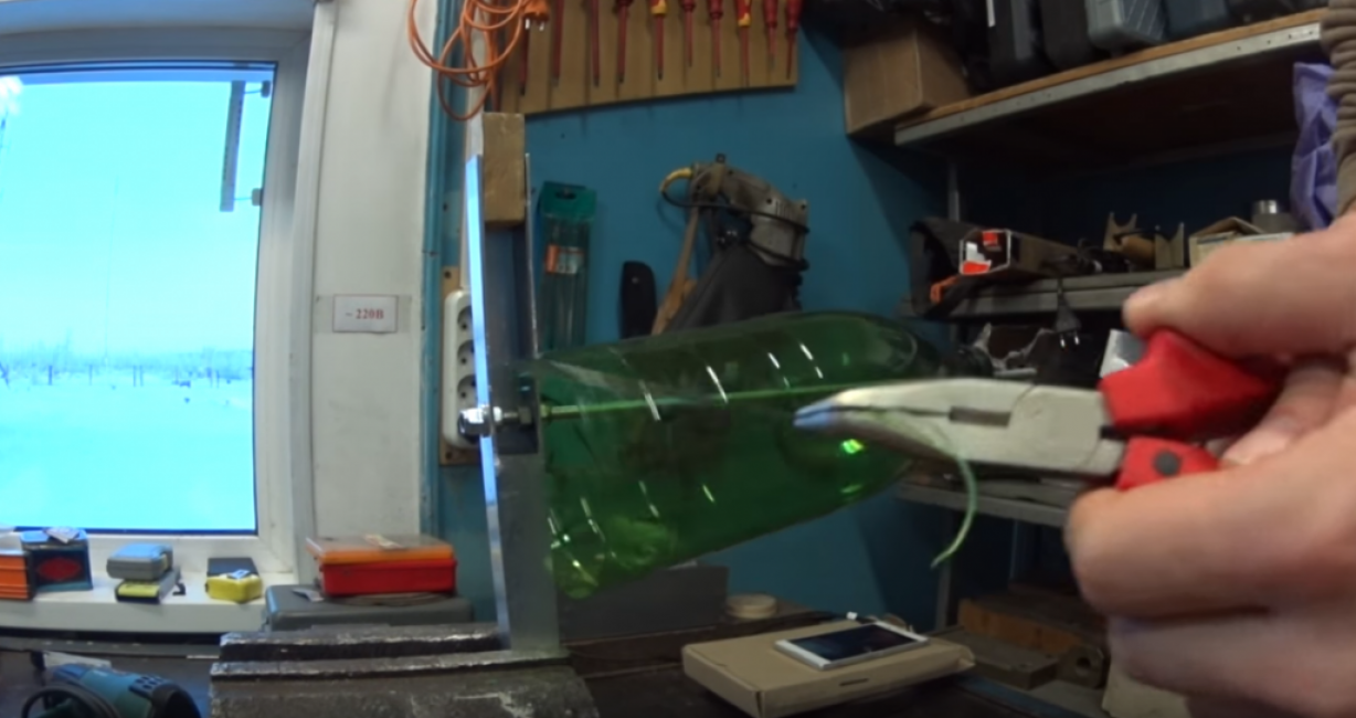 Vous devez maintenant fixer la bouteille coupée en deux parties sur la machine afin d'en couper le ruban adhésif. https://youtu.be/gMIjNZozFMI