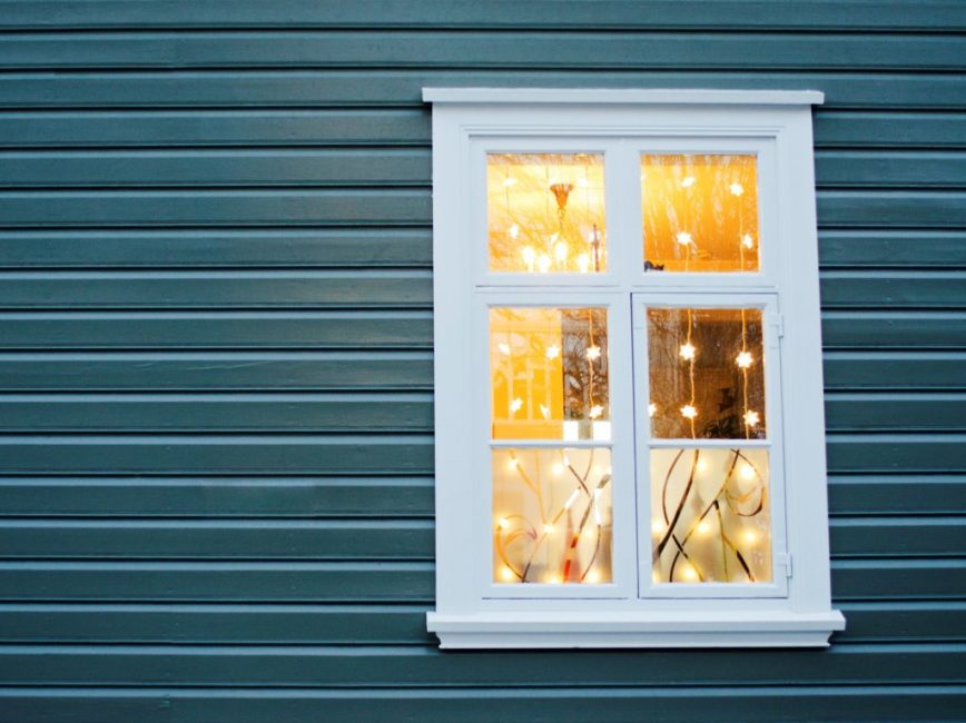 Les lumières chaudes ajoutent plus d'élégance à une fenêtre spacieuse