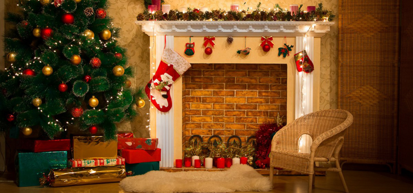 La cheminée est décorée de toutes sortes d'artisanat