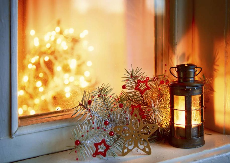 Une petite lanterne sur le rebord de la fenêtre créera une lueur douce et agréable.