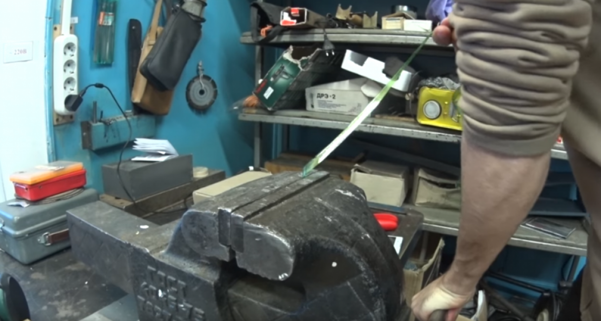 Un des bords du ruban coupé doit être fixé. https://youtu.be/gMIjNZozFMI