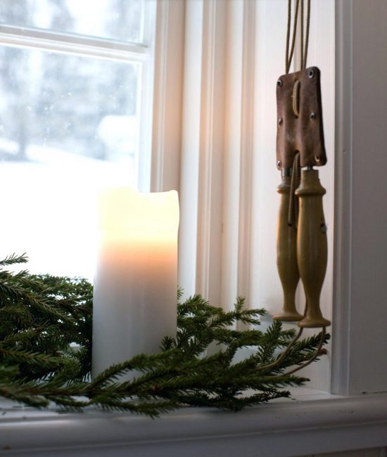 Mettez des branches de pin à côté des bougies, cela donnera de la fraîcheur hivernale.