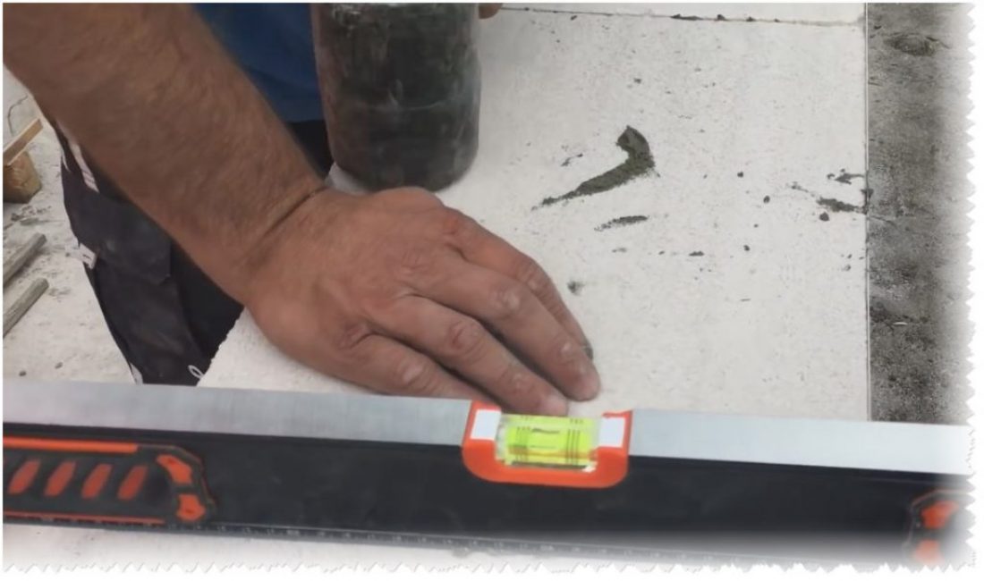 Nous assommons le bloc avec un maillet