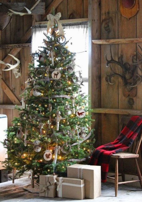 52 Une solution inhabituelle - des morceaux de bouleau et des couronnes de saule au lieu de jouets