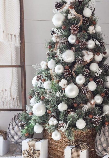 Coton, cônes et jouets blancs sont un décor gagnant-gagnant pour une ambiance calme