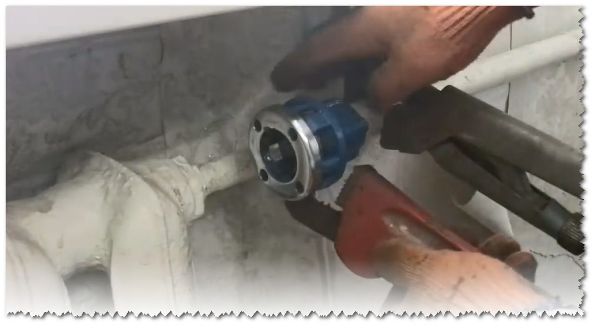 Si le tuyau est fragile, nous utilisons deux clés