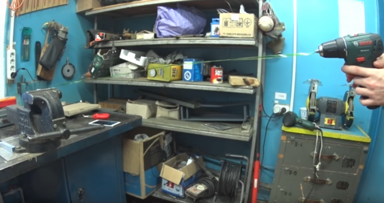 Serrez l'autre extrémité dans le mandrin du tournevis. https://youtu.be/gMIjNZozFMI