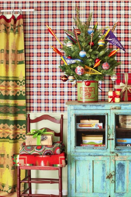 Une autre idée de base vintage pour un petit sapin de Noël est une boîte