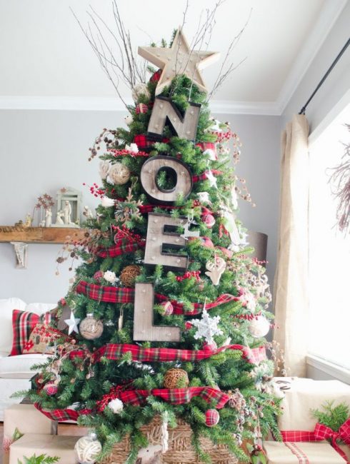 Cerf de forêt, cônes, décor de ficelle et ruban à carreaux se marient parfaitement