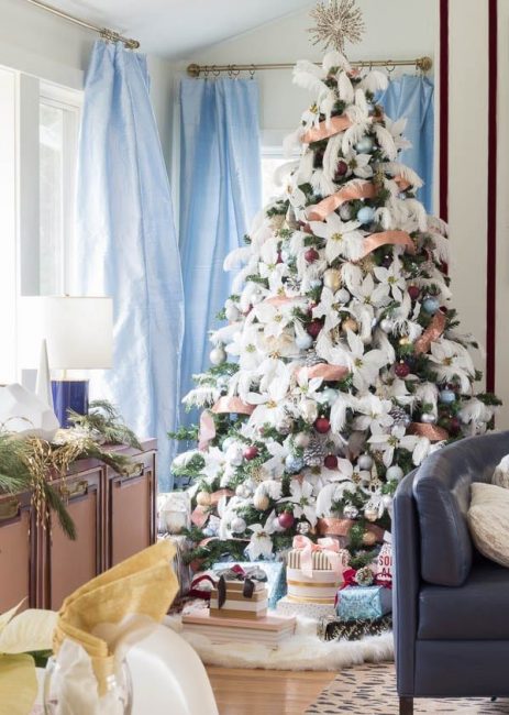17 Un décor moelleux élégant rend le sapin de Noël un peu exotique. Les plumes masquent les vides et ajoutent de la texture