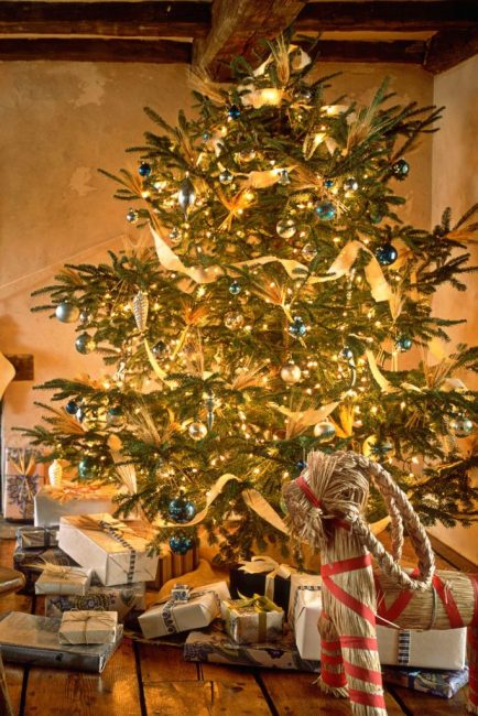 Cette épinette scintille d'or et de bleu