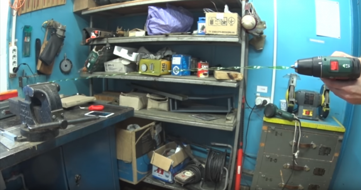 Étirez le ruban et commencez à le tordre en une corde. Assurez-vous de garder la bande tendue en tout temps. https://youtu.be/gMIjNZozFMI