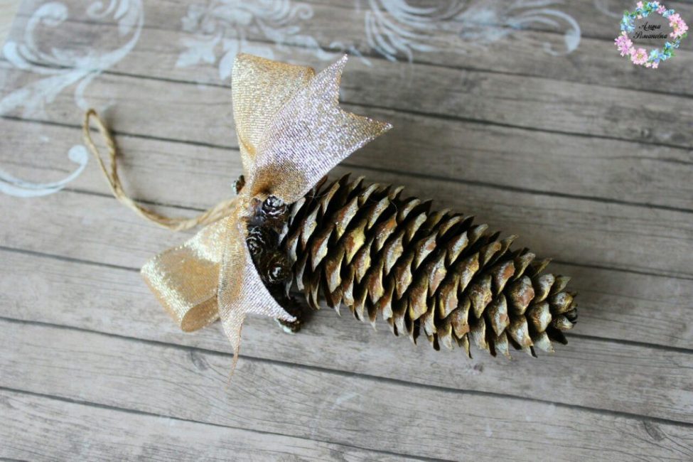 Un cône sur un ruban saupoudré de neige artificielle