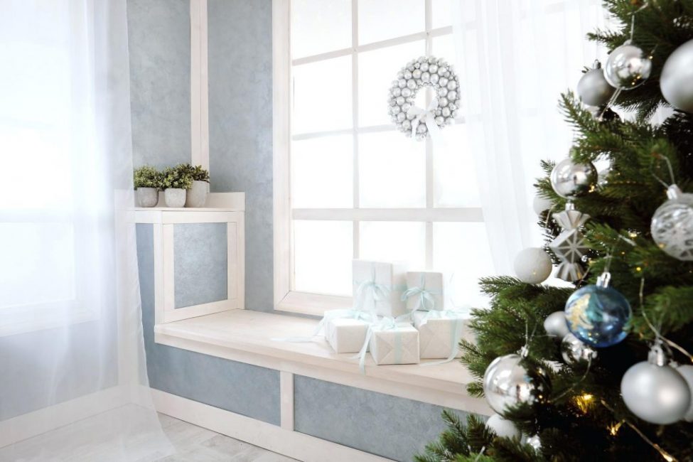S'il y a un arbre festif à côté de la fenêtre, des ornements et des décorations de la même teinte pour créer un style unifié