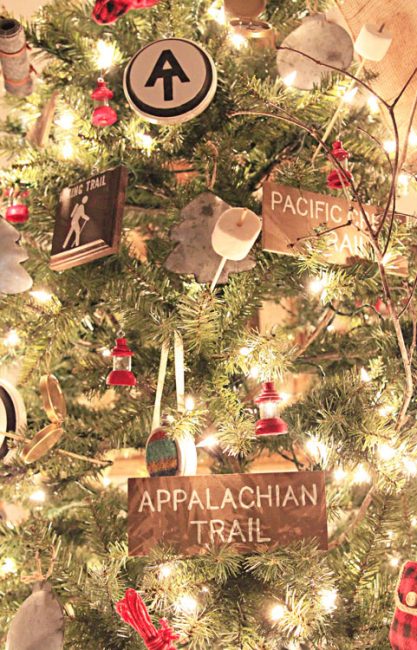 Arbre à touristes ! Il y a des guimauves, des sacs à dos vintage, des cordes et des petites lanternes de camping !