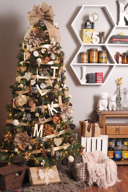 Cet épicéa est décoré de tout ce que l'on peut trouver dans la forêt ou dans la cour. Décor dans des tons bruns crémeux naturels