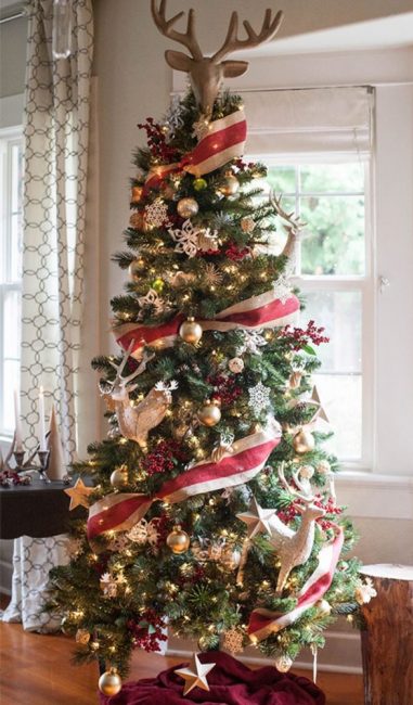 Le cerf a également trouvé une place dans l'arbre. Ils sont en papier kraft.