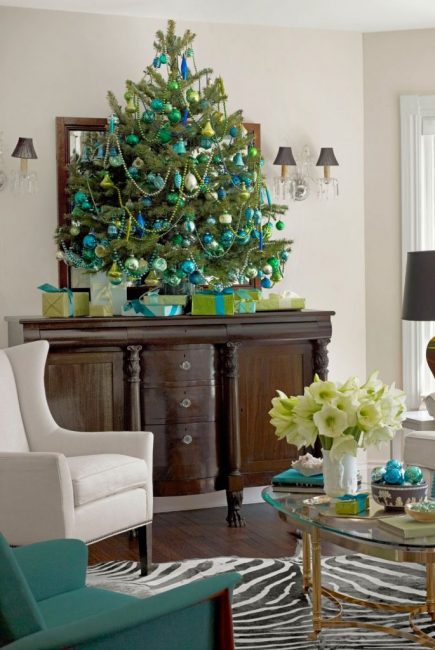 Le bleu, le vert et l'or sont d'excellente compagnie pour un décor discret.