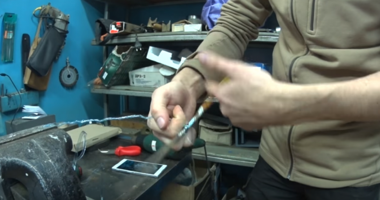 S'il n'y a pas de tournevis à portée de main, vous pouvez utiliser un bâton ordinaire. https://youtu.be/gMIjNZozFMI