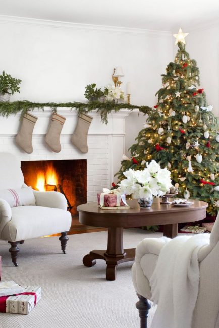 Les figurines rouges d'oiseaux ajoutent de la luminosité à cette modeste beauté du Nouvel An avec des cônes peints