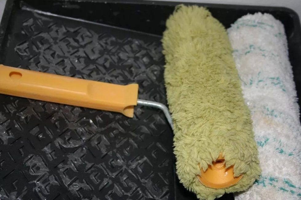 Rouleaux à poils longs, utilisés pour blanchir les arbres