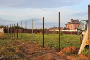 Comment installer un poteau de clôture qui durera plus de 100 ans ? Instructions d