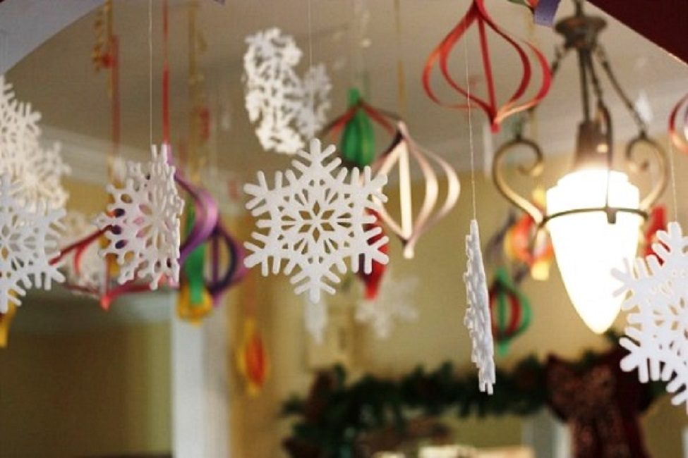 Les flocons de neige flottant au-dessus sont fascinants