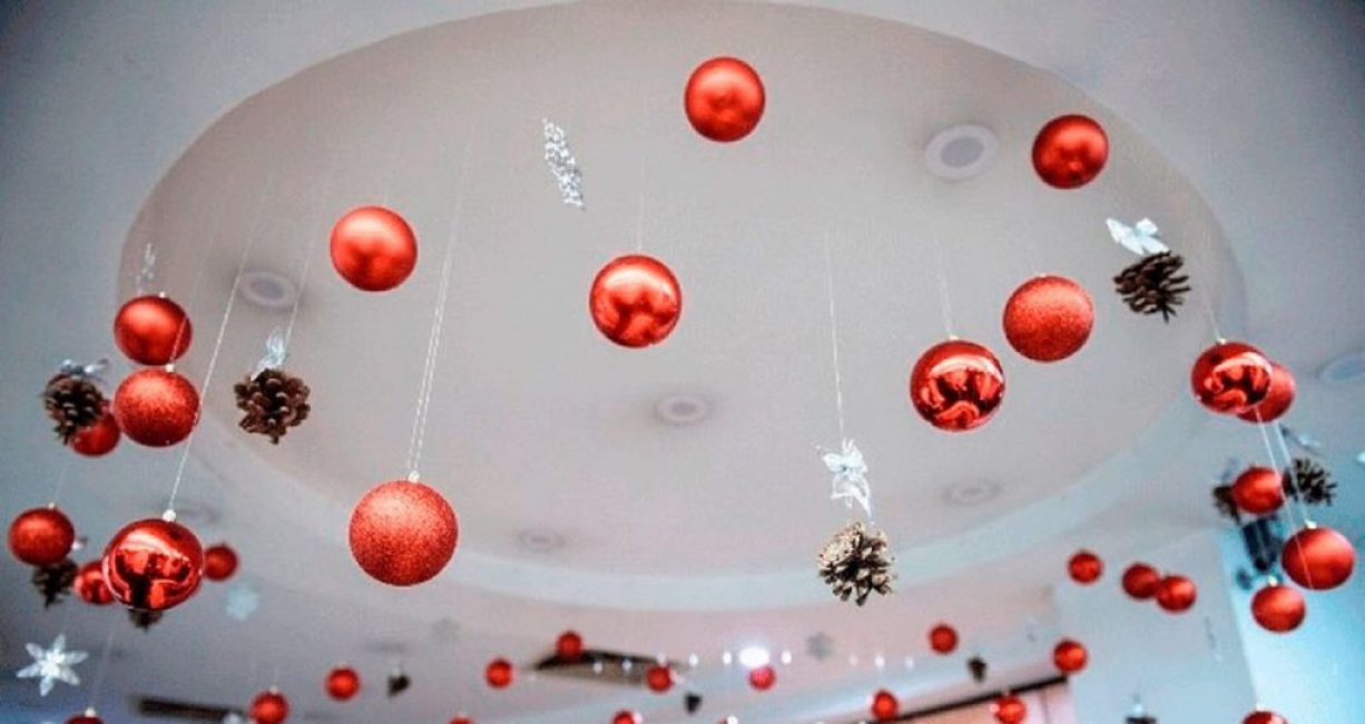 Les boules et les étoiles suspendues au plafond sont impressionnantes