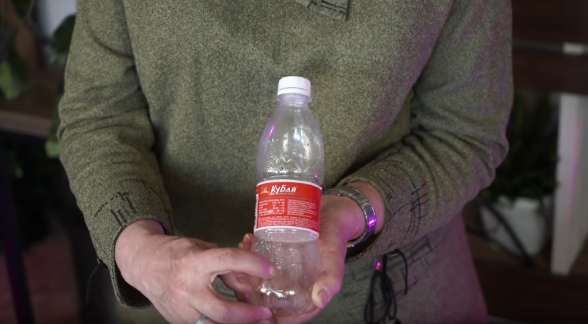 Plus près du fond de la bouteille, vous devez faire un petit trou avec un clou chaud. Vous pouvez le chauffer sur une cuisinière à gaz ou avec un briquet.