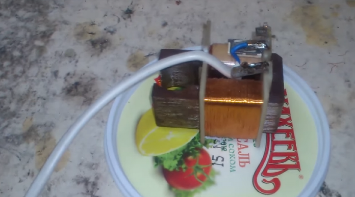 La première étape consiste à déconnecter la bobine de la pompe elle-même. C'est assez facile à faire.