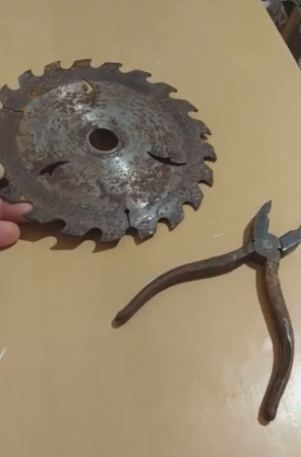 Nous allons mener une expérience de nettoyage en prenant l'exemple d'une pince rouillée et d'un disque de meuleuse.