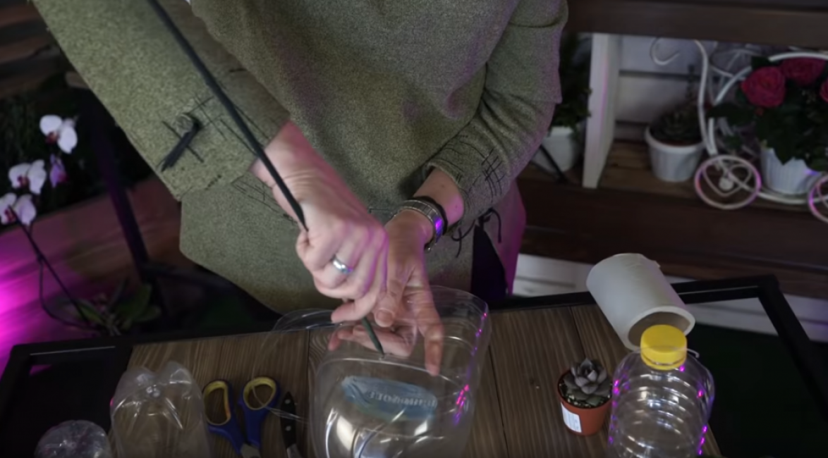 Insérez maintenant une baguette dans l'un des trous. Pour le rendre plus pratique, aiguisez le bout de l'étagère avec un couteau.