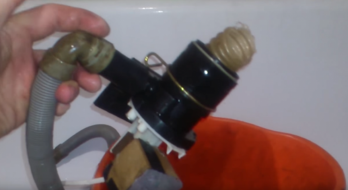 Voici un appareil si simple qui pompe toute l'eau du seau en quelques secondes. Si vous souhaitez fabriquer le même appareil, soyez vigilant et prudent. n'oubliez pas que vous avez affaire à une tension de 220 watts.