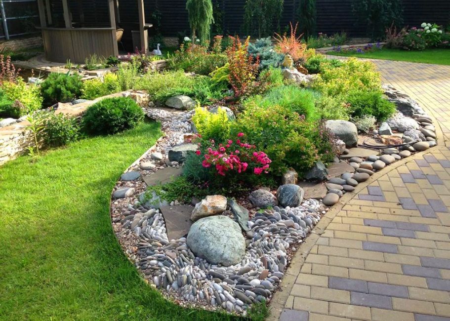 Mixborder rocheux le long du trottoir