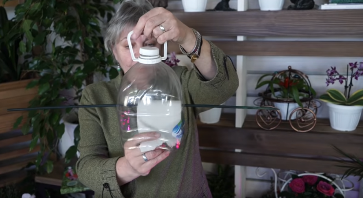 Maintenant, placez le bâton dans le deuxième trou. Il s'avère qu'il s'agit ici d'un tel appareil pour le papier toilette.