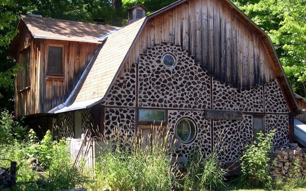 Le bâtiment d'origine avec un grenier fait de pots d'argile, de planches