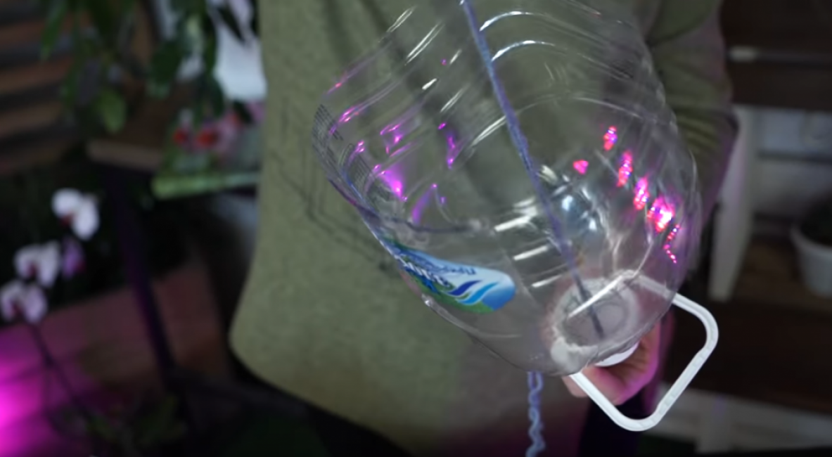 Maintenant, vous avez besoin d'un fil ou d'une corde d'environ un mètre de long. Il vaut mieux qu'il conduise bien l'eau. Un fil de coton ou de laine fera parfaitement l'affaire.